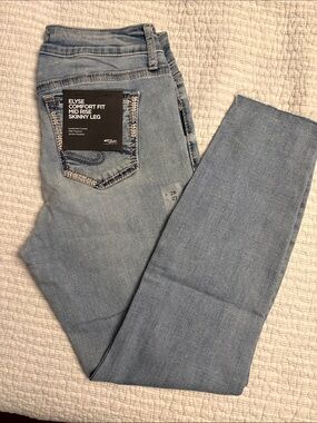 Silver Jeans Elyse Mid-Rise Skinny Jeans in Light Wash Blue